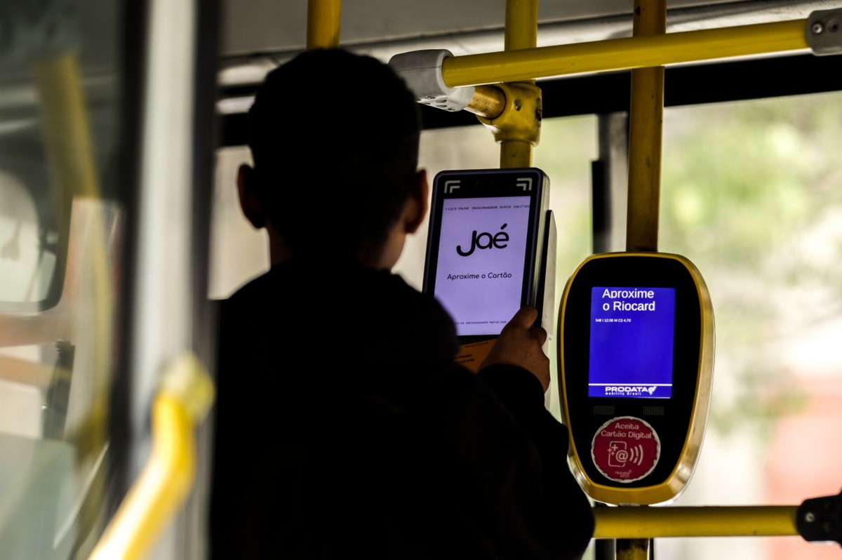 Jaé inaugura novo posto de atendimento na Gávea e amplia serviços na cidade Dois validadores. Passageiros ficam indecisos sobre o uso dos cartões Jaé e Riocard (Foto: Gabriel de Paiva/Agência O Globo)