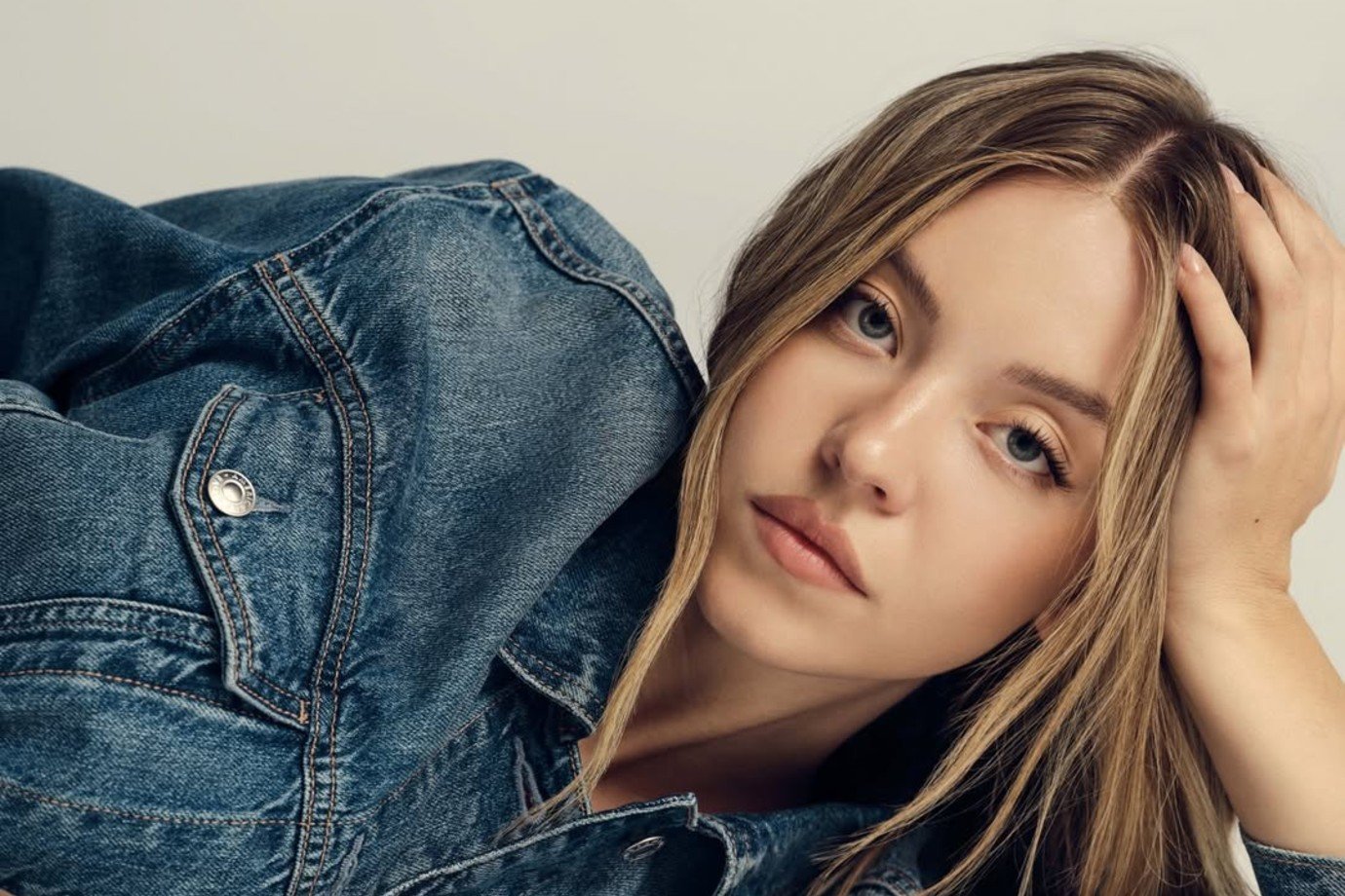 American Eagle lucra com campanha polêmica envolvendo Sydney Sweeney Sydney Sweeney em cena da campanha “Has Great Jeans”, da American Eagle, que provocou debate nas redes e reações no mercado (Foto: Reprodução)