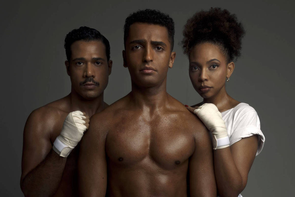 Peça teatral em São Paulo retrata a vida do boxeador bissexual Emile Griffith Alexandre Ammano, Fernando Vitor e Letícia Calvosa em cena da peça '12º Round: A História de Emile Griffith' (Foto: Rony Hernandes/Divulgação)