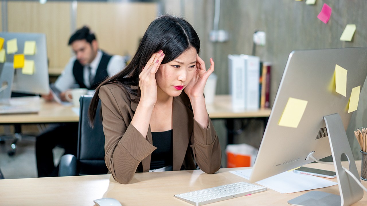 Ambiente de trabalho: o excesso de carga pode comprometer o sistema nervoso (Foto: Witthaya Prasongsin/MOMENT/Getty Images)