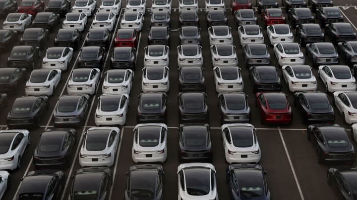 Veículos da Tesla estão alinhados em um pátio de armazenamento de veículos em um porto industrial, no dia em que o presidente dos EUA, Donald Trump, fechou um acordo comercial com o Japão que reduz tarifas sobre importações de automóveis, em Yokohama, perto de Tóquio, Japão, 23 de julho de 2025. (Foto: Kim Kyung-hoon | Reuters)