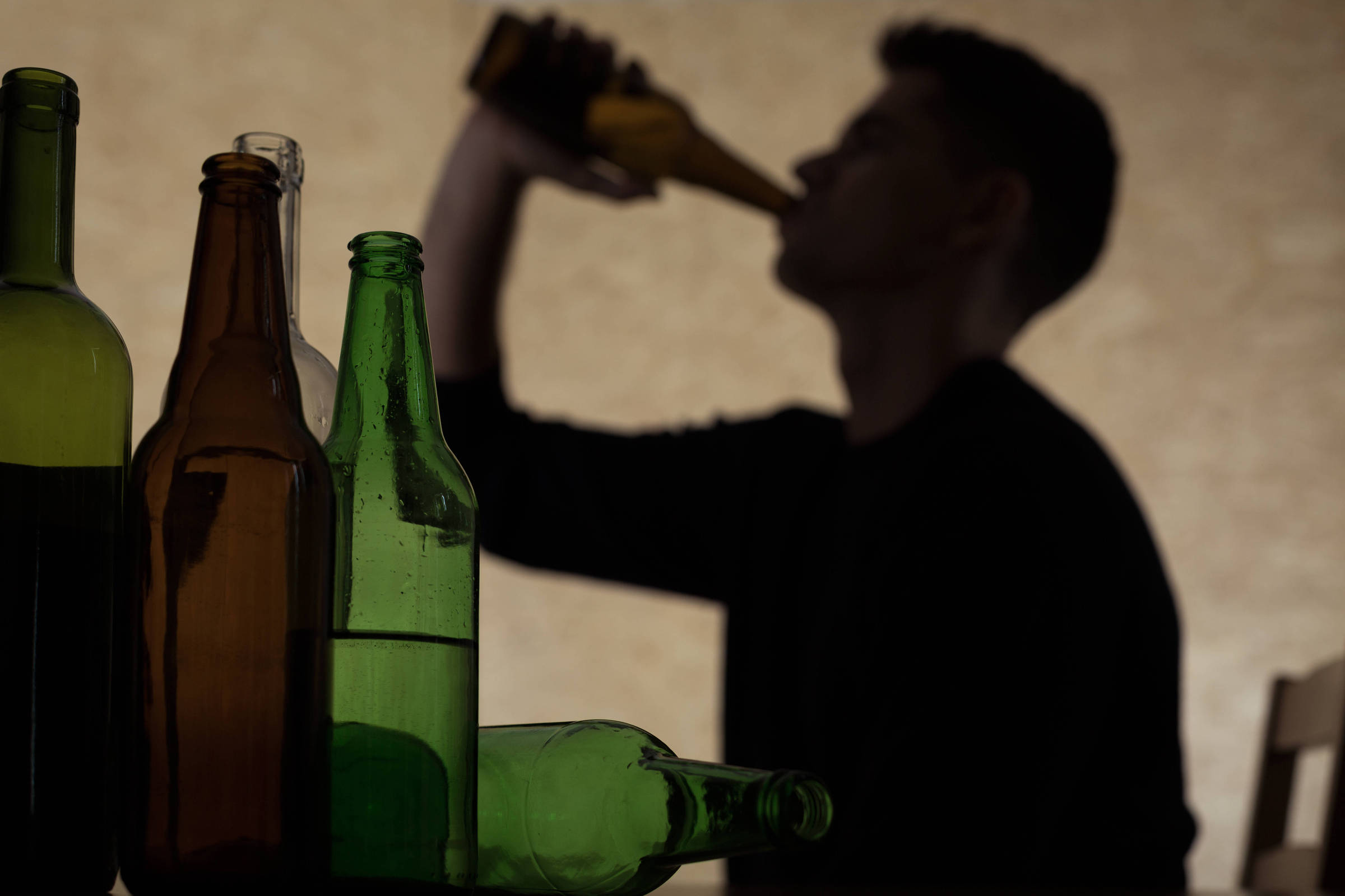 Alemanha avalia proibição do consumo de álcool para menores de idade Na Alemanha, jovens entre 14 e 16 anos podem consumir cerveja, vinho ou espumante em público quando acompanhados por um dos pais ou responsável (Foto: Photographee.eu/Adobe Stock)