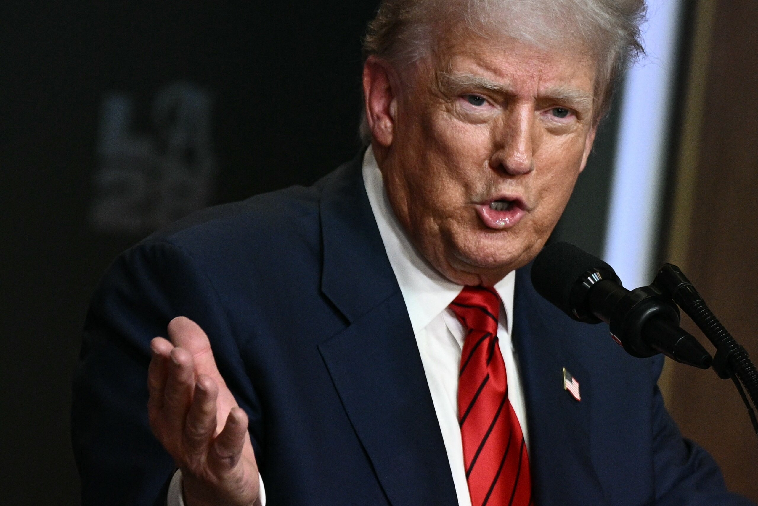 Donald Trump: presidente americano ameaçou taxar semicondutores em até 100% para forçar produção nos EUA (Foto: Brendan Smialowski/AFP)