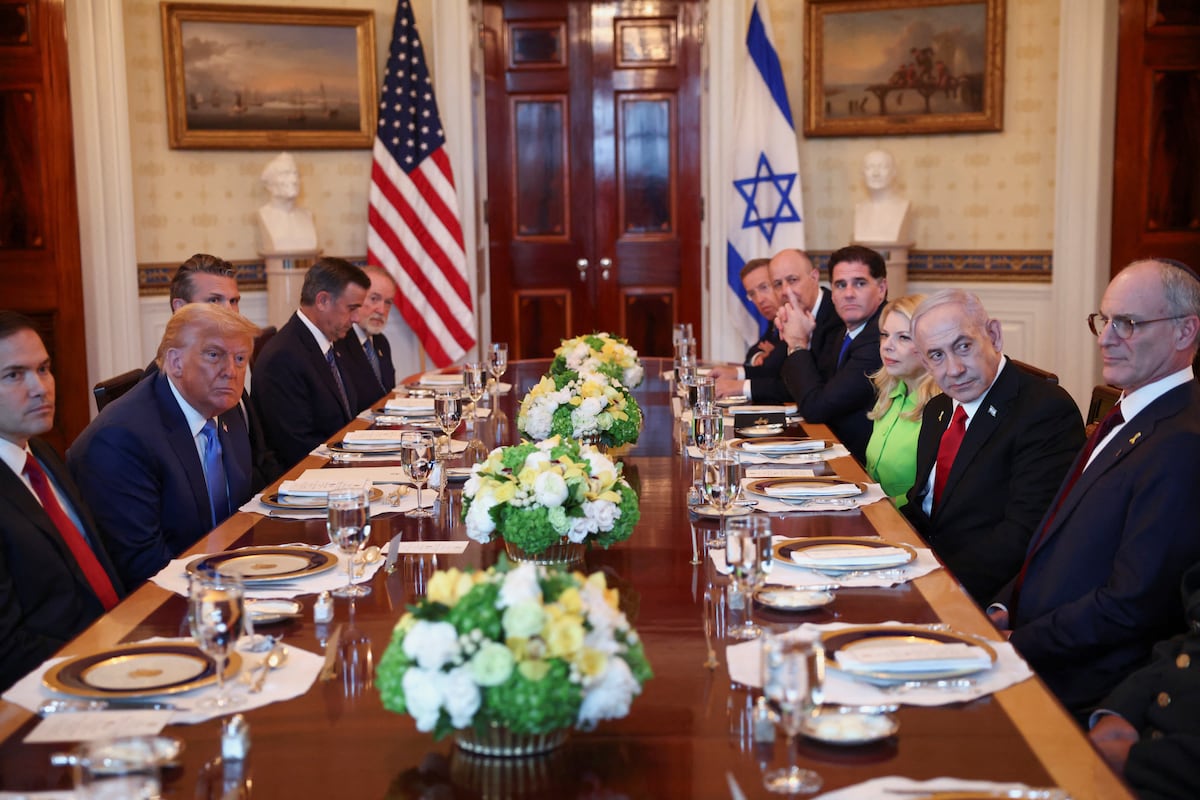 Netanyahu propõe candidatura de Trump ao Nobel da Paz durante visita a Washington Trump e Netanyahu, sentados frente a frente, na cena na Casa Branca deste lunes. (Foto: Kevin Lamarque/REUTERS)