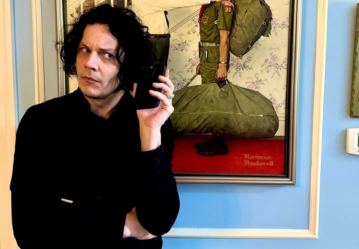 Ex-líder do White Stripes inicia uso de celular aos 50 anos e reflete sobre mudanças