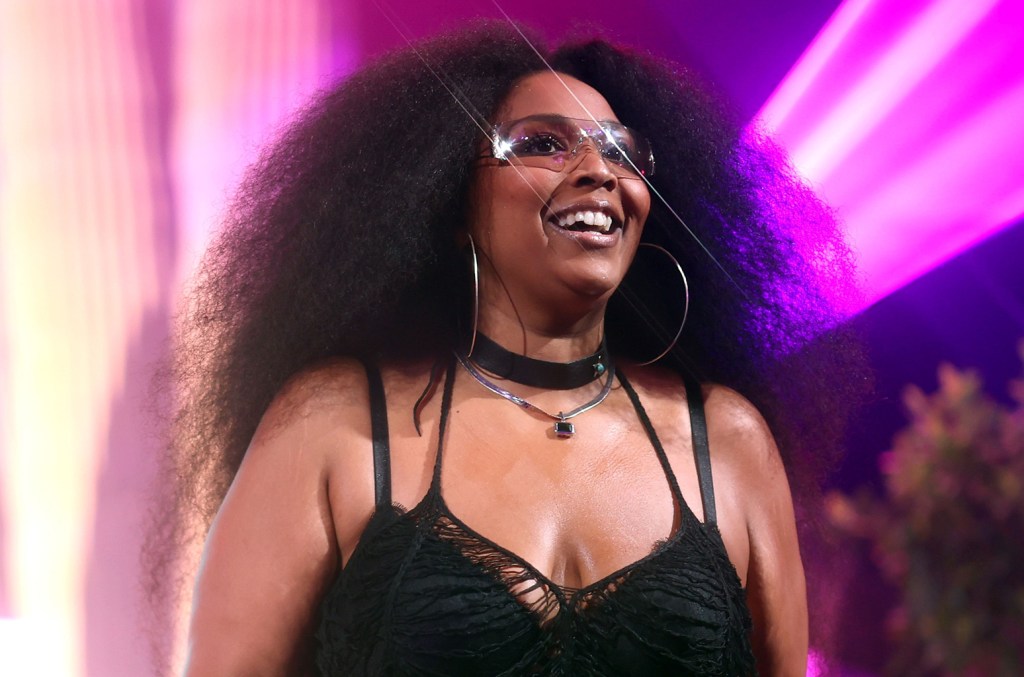 Lizzo revela segredos e compartilha fotos de sua transformação de peso Lizzo compartilhou fotos de antes e depois antes de revelar a "verdade" por trás de sua perda de peso. (Foto: Reprodução)