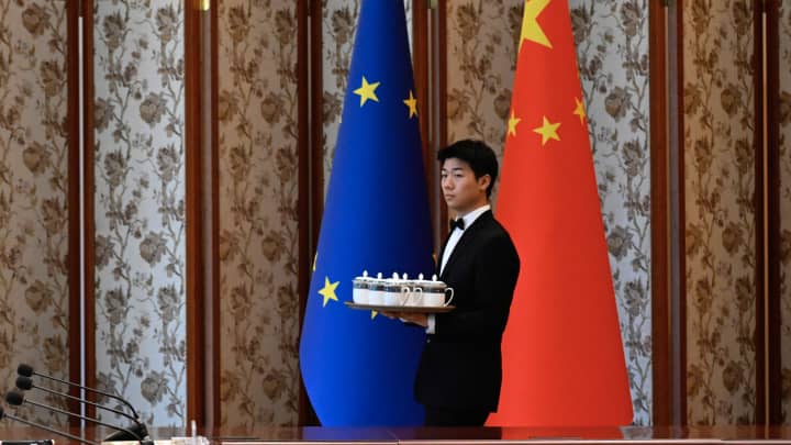 Líderes da China e da União Europeia se reúnem em meio a tensões com os EUA Um membro da equipe se prepara para a chegada do vice-primeiro-ministro chinês Ding Xuexiang e da vice-presidente executiva da UE para uma Transição Limpa, Justa e Competitiva, Teresa Ribera, durante o Sexto Diálogo de Alto Nível sobre Meio Ambiente e Clima (HECD) da China e da UE na Casa de Hóspedes do Estado Diaoyutai em Pequim, em 14 de julho de 2025. (Foto: Wang Zhao | Afp | Getty Images)