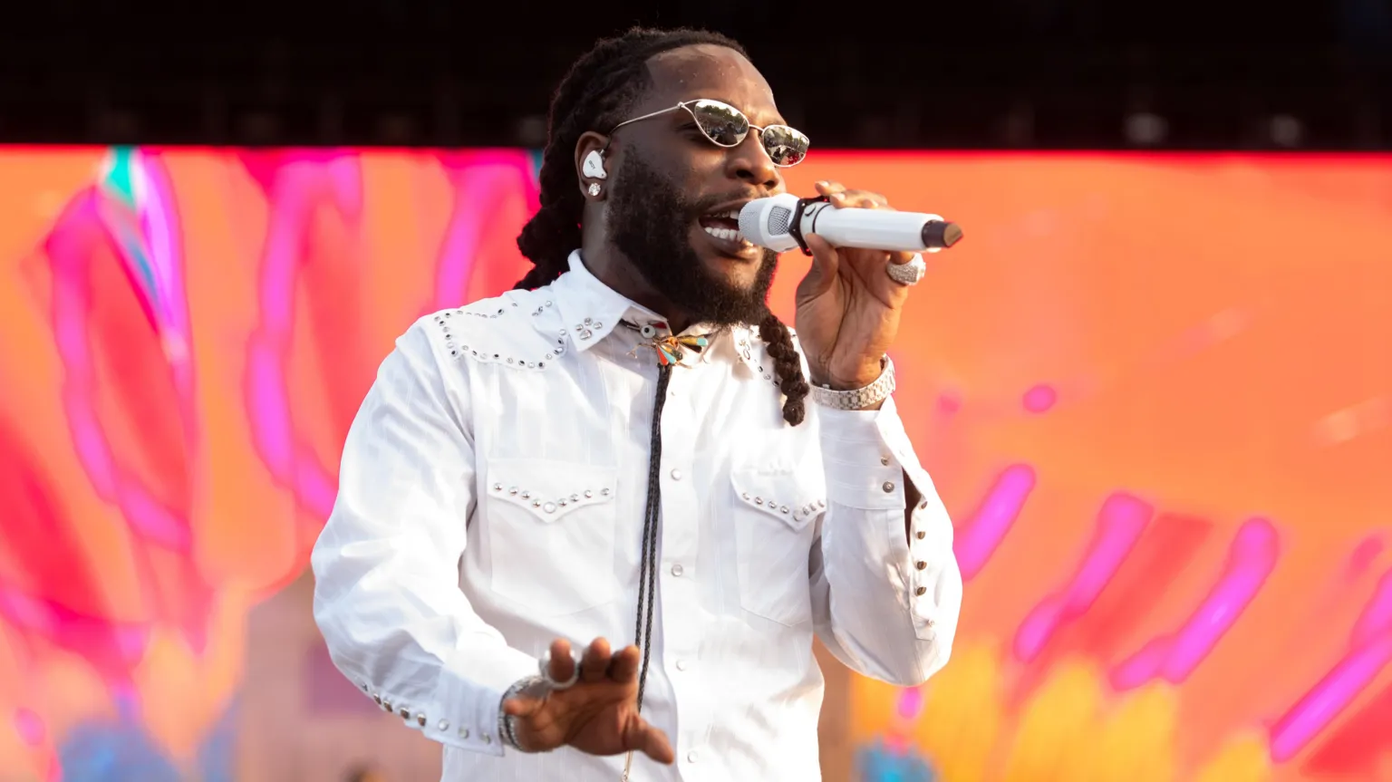 Burna Boy se desculpa por se distanciar do Afrobeats e reafirma sua conexão Burna Boy se apresentou no Wireless Festival no domingo, logo após lançar seu oitavo álbum de estúdio - Foto: Getty Images