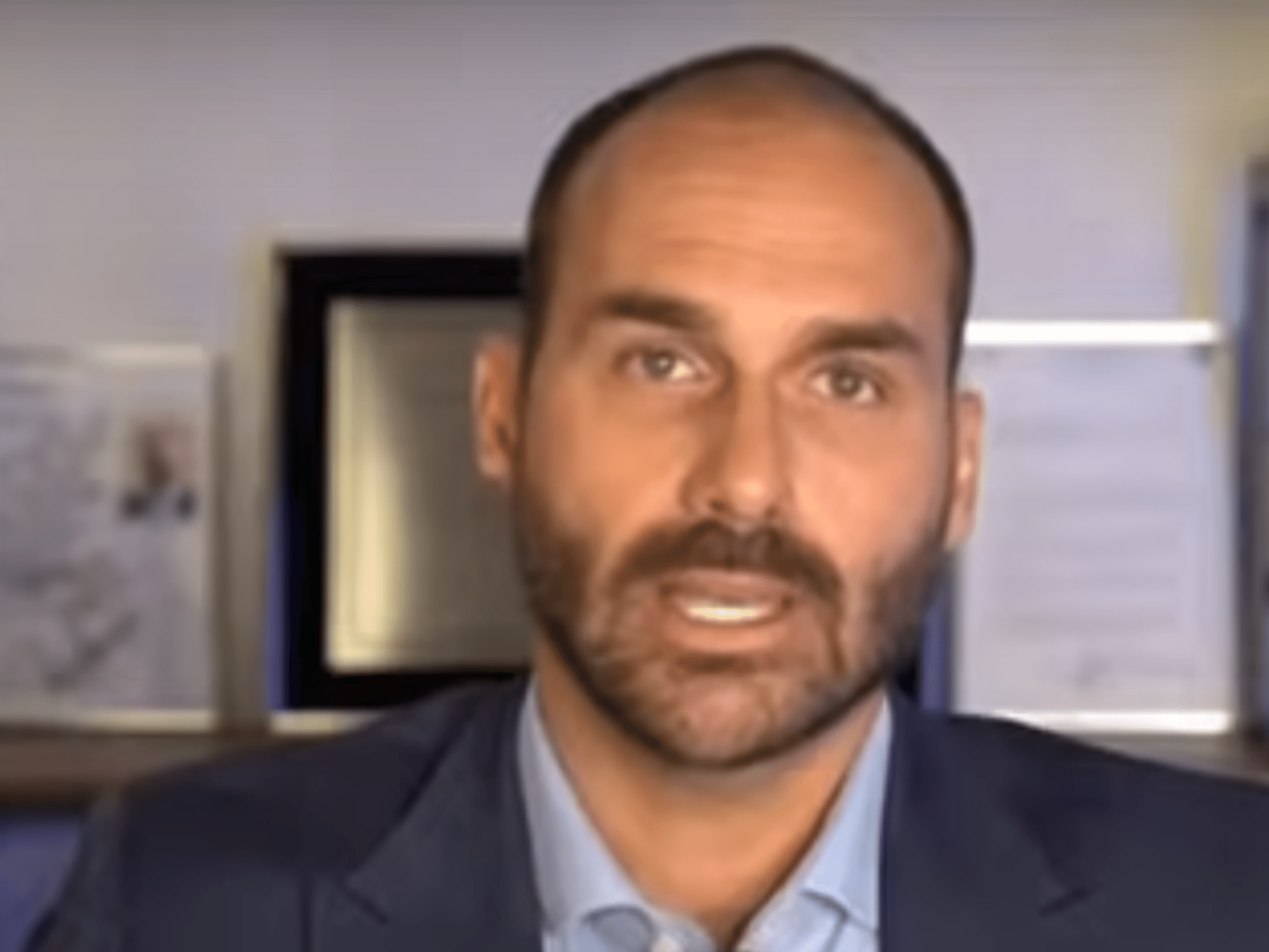 Eduardo Bolsonaro no podcast Inteligência Ltda., em 21/07/2025 (Foto: Reprodução/YouTube)