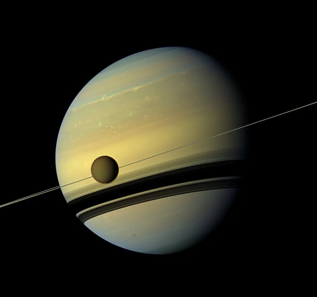 Titã, a maior lua de Saturno, mede 5.150 quilômetros de diâmetro e é maior que o planeta Mercúrio (Foto: Nasa/JPL-Caltech, via Space Science Institute)