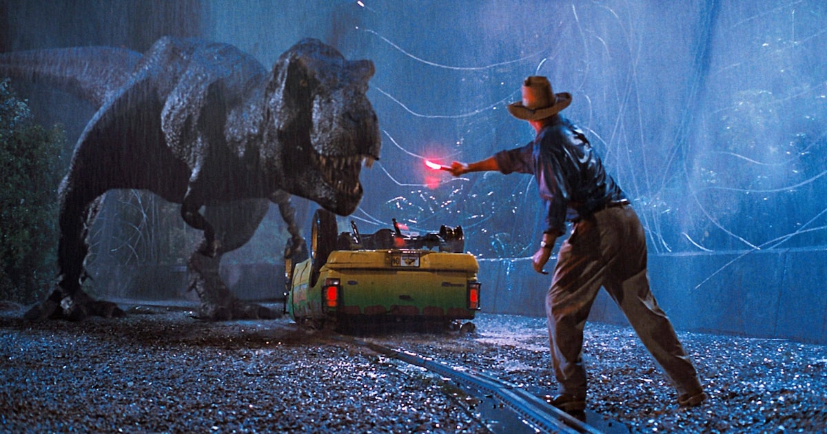 Versão digital de Tiranossauro Rex persegue Sam Neill em cena de Jurassic Park (Foto: Universal Pictures)