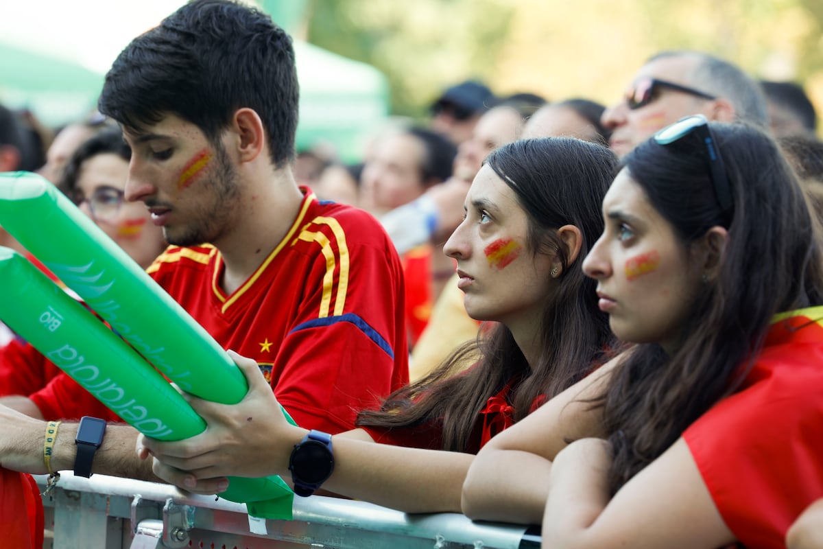 Futebol e férias: como os jogadores aproveitam o descanso na temporada Aficionados da seleção espanhola acompanham pelas telas gigantes instaladas no Parque Berlín, em Madrid, a final entre as seleções de Espanha e Inglaterra. (Foto: J.J. GUILLEN/EFE)