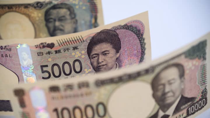 Banco central do Japão enfrenta desafios com tarifas e salários em queda Notas de banco em iene japonês. (Foto: Bloomberg | Bloomberg | Getty Images)
