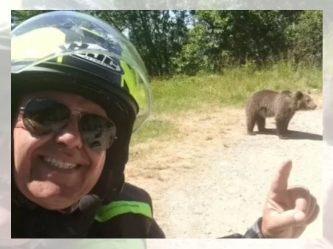 Turista registra ataque fatal de ursa após alimentar filhotes em parque nacional Omar Farang Zin, de 48 anos, publicou fotos com ursa antes de ataque na Romênia (Foto: Redes sociais)