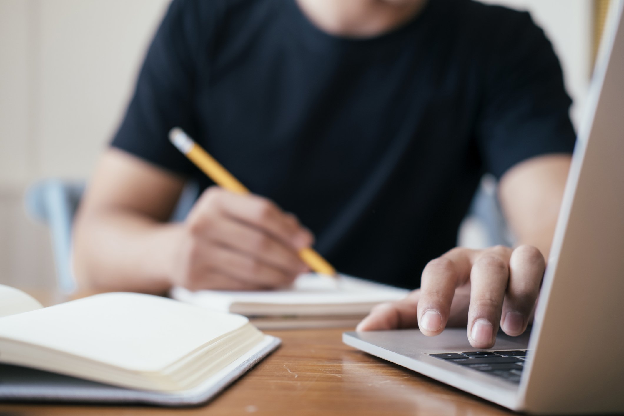 Quatro prompts avançados potencializam o uso eficaz do ChatGPT Mãos de homem em close usando laptop para aprendizado online, negócios online, bate-papo, redes sociais. (Foto: Cavan Images/Getty Images)