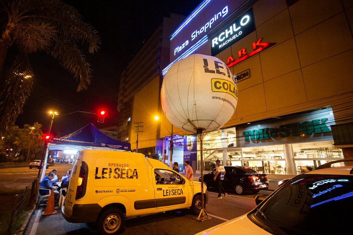 Fiscalização da Lei Seca em Niterói reduz número de motoristas alcoolizados Base da Lei Seca em frente ao Plaza Shopping, no Centro: programa deve ganhar novidades ainda este ano (Foto: Divulgação/Magno Segllia)