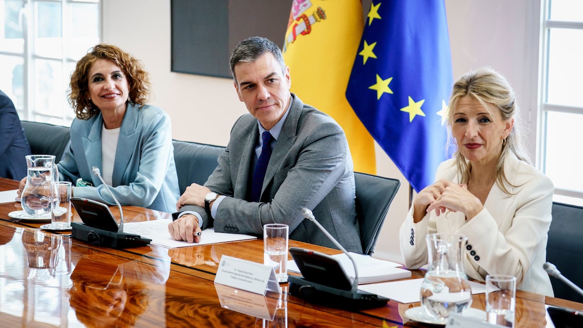 O presidente do Governo, Pedro Sánchez, flanqueado pela vice-presidente primeira do Governo e ministra da Fazenda, María Jesús Montero (esquerda) e a vice-presidente segunda e ministra do Trabalho e Economia Social, Yolanda Díaz. (Foto: A. Pérez Meca/Europa Press)