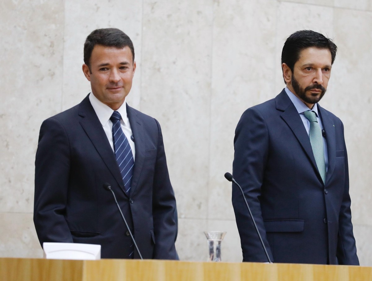 Prefeito de SP e vice enfrentam crise de relacionamento e acusações de boicote Mello Araújo (esq.) e Ricardo Nunes durante cerimônia de posse, na Câmara Municipal de São Paulo (Foto: Edilson Dantas/O Globo)