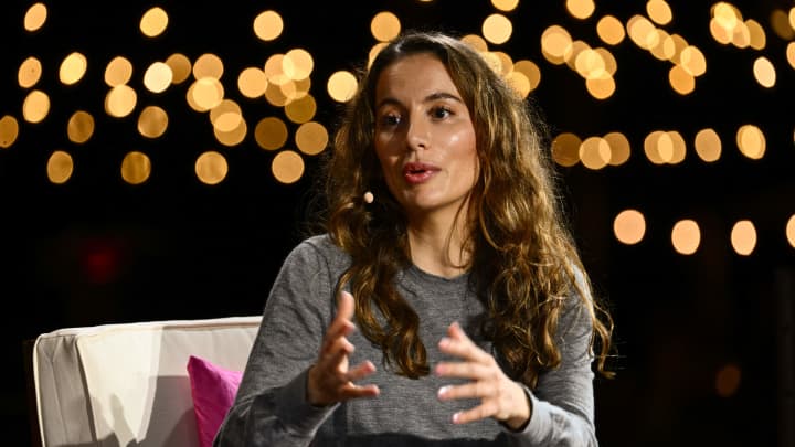 Mira Murati capta US$ 2 bilhões para nova startup de inteligência artificial Mira Murati, diretora de tecnologia da OpenAI, fala durante a Conferência WSJ Tech Live do The Wall Street Journal em Laguna Beach, Califórnia, em 17 de outubro de 2023. (Foto: Patrick T. Fallon | Afp | Getty Images)