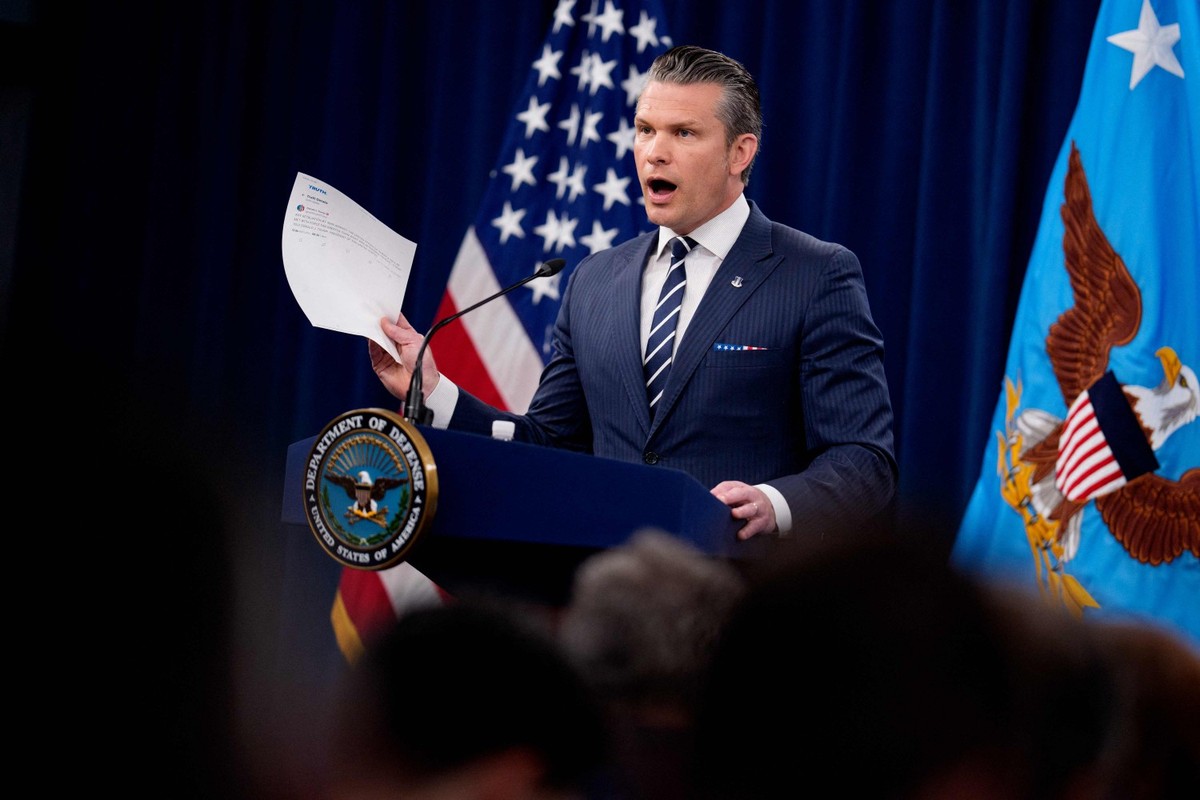 EUA defendem sucesso do ataque ao Irã e minimizam avaliação do Pentágono Secretário de Defesa dos EUA, Pete Hegseth, discursa durante uma coletiva de imprensa no Pentágono, em 22 de junho de 2025, em Arlington, Virgínia (Foto: Andrew Harnik / GETTY IMAGES NORTH AMERICA / Getty Images via AFP)