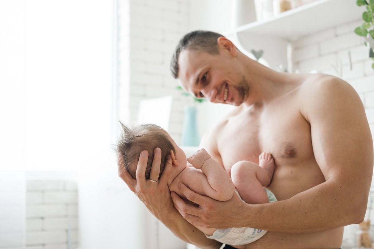 Bebê de 10 meses apresenta mudanças no corpo após contato com testosterona do pai