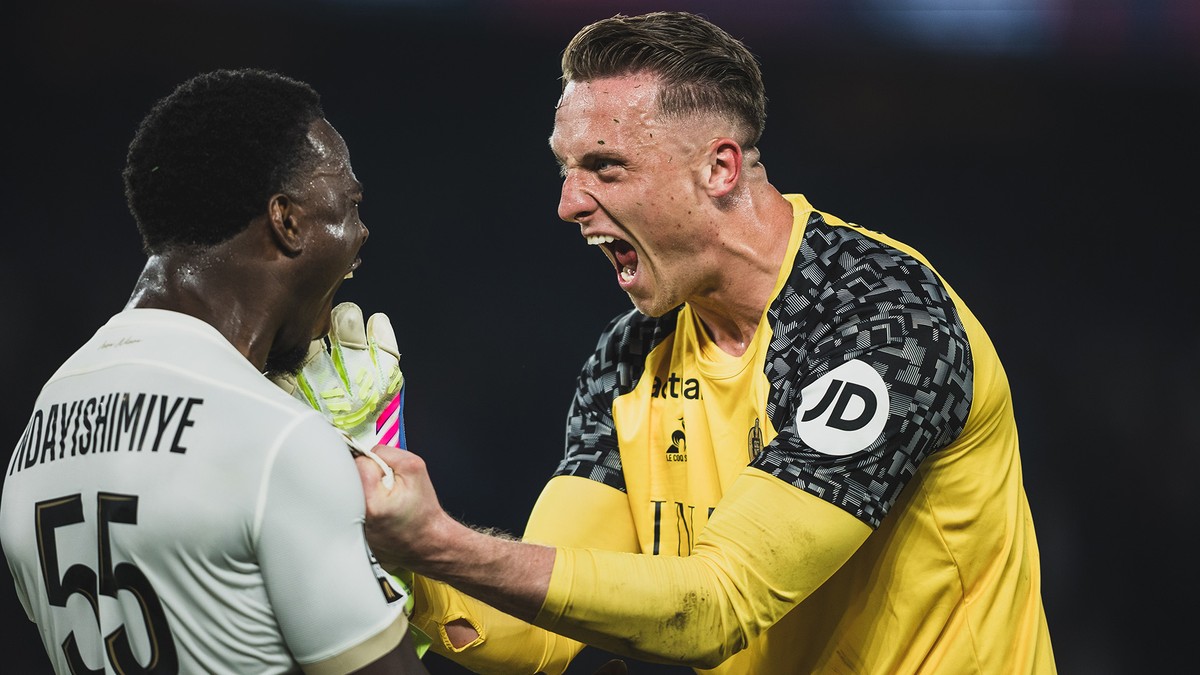 Botafogo aprende com vitória do Nice sobre o PSG e reforça estratégia defensiva O goleiro Bulka e o zagueiro Ndayishimiye festejam a vitória do Nice sobre o PSG (Foto: Divulgação/Nice)