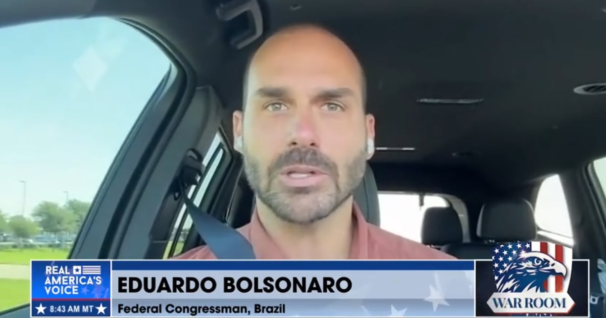 Aliados de Eduardo discutem futuro político nos EUA, mas ele carece de requisitos Eduardo Bolsonaro em entrevista ao estrategista Steve Bannon, ex-conselheiro de Trump (Foto: Reprodução/Bannon’s WarRoom)