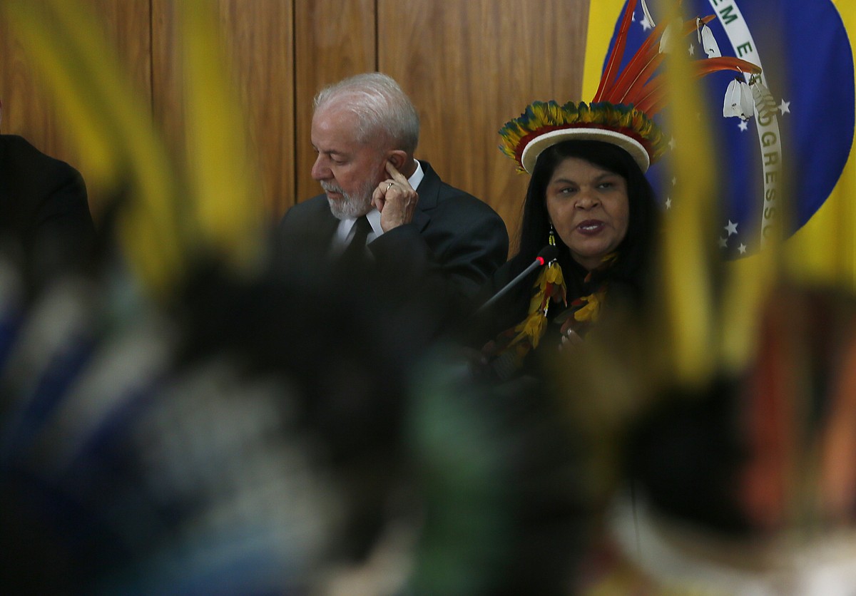 Lentidão nas demarcações de terras gera frustração entre indígenas e quilombolas Lula e a ministra Sônia Guajajara receberam indígenas no Planalto (Foto: Cristiano Mariz)
