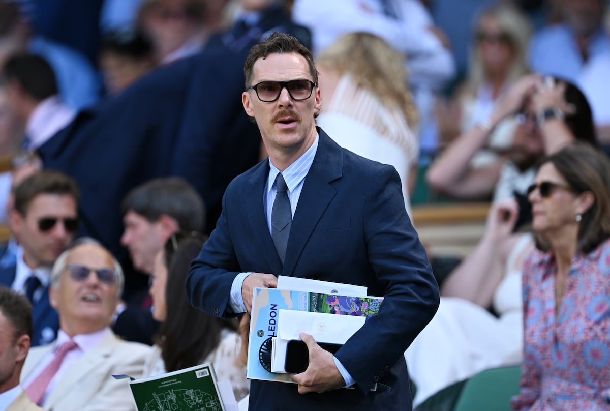 Benedict Cumberbatch denuncia desperdício e excessos na indústria de Hollywood O ator Benedict Cumberbatch no jogo de tênis de Wimbledon que enfrentava Carlos Alcaraz e Taylor Fritz, em 11 de julho de 2025. (Foto: Visionhaus/Getty Images)
