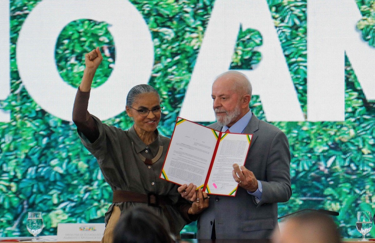 Lula e Marina Silva durante anúncio de medidas para o Meio Ambiente (Foto: Sergio Lima / AFP)