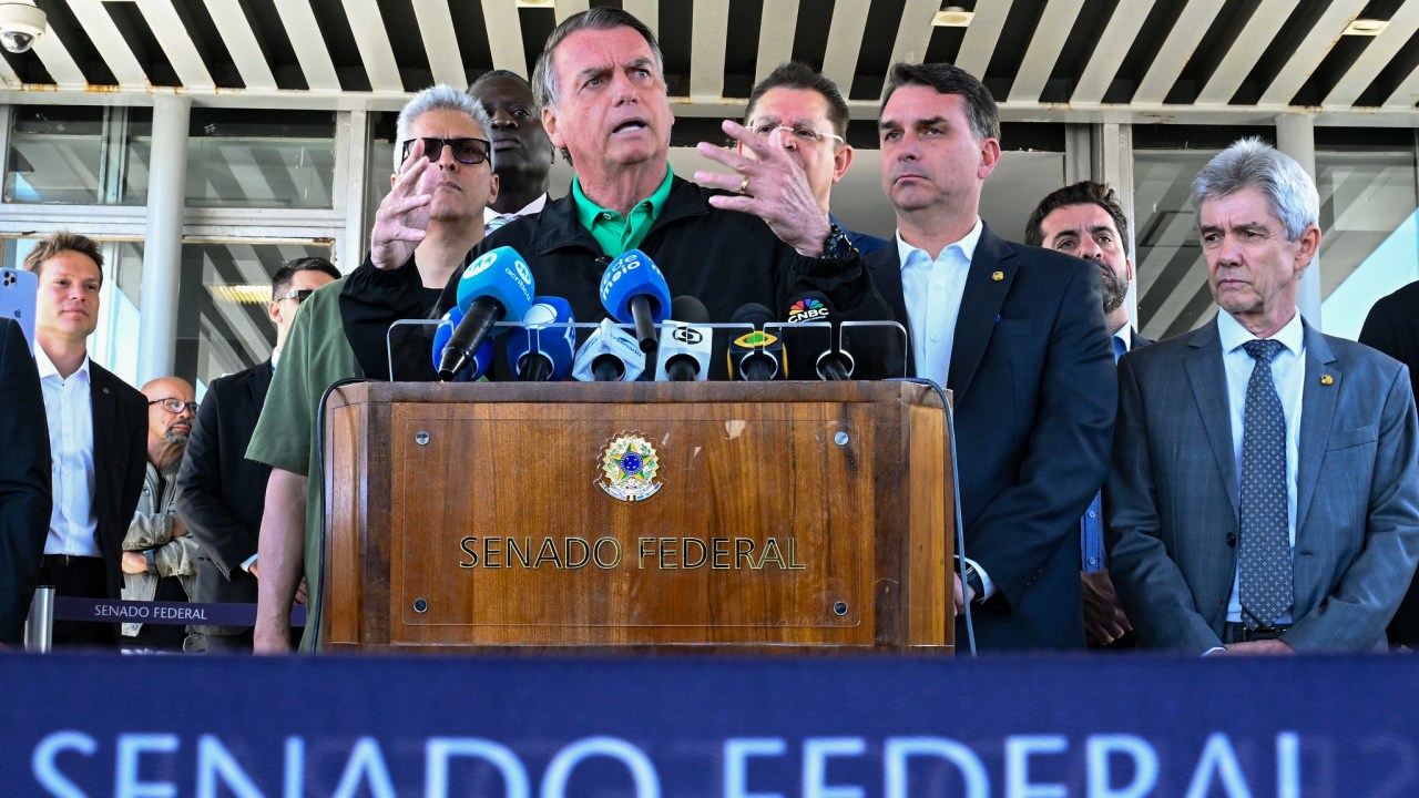 Moraes afirma que Bolsonaro admitiu crime ao ligar tarifaço à anistia Jair Bolsonaro concede entrevista a jornalistas no Senado (Foto: Edilson Rodrigues/Agência Senado)