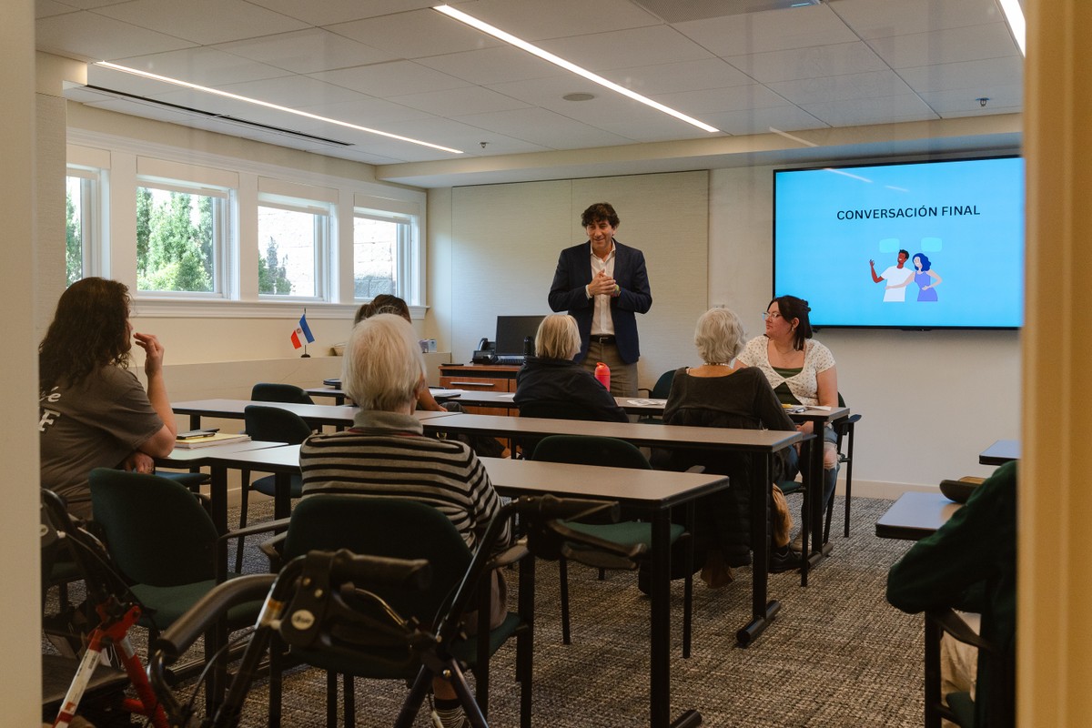 Uma aula intergeracional de espanhol na Universidade Lasell em Newton, em Massachusetts (Foto: Sophie Park/Bloomberg)