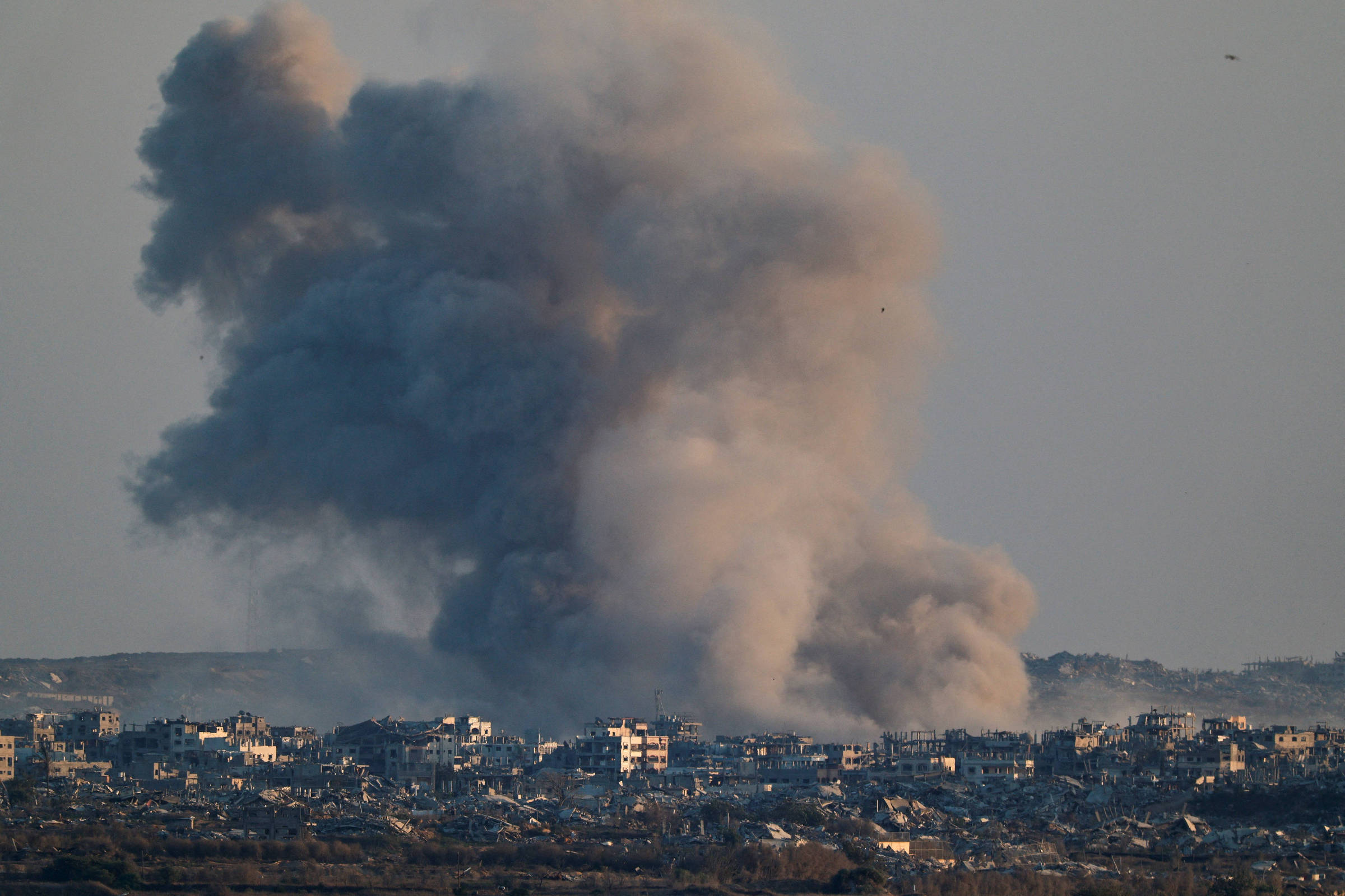 Fumaça após explosão causada por ataques israelenses no território da Faixa de Gaza (Foto: Amir Cohen - 4.ago.25/Reuters)