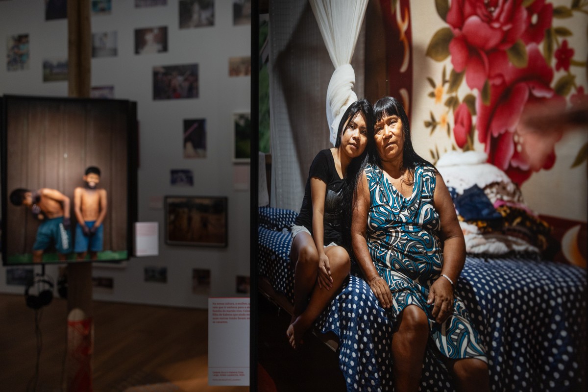 Exposição em São Paulo apresenta fotos de indígenas que rompem com o exotismo Exposição no IMS, em SP, reúne mais de 900 imagens desde os anos 1970, quando as câmeras chegaram à Terra Indígena Sete de Setembro, localizada entre Rondônia e Mato Grosso (Foto: Maria Isabel Oliveira / Agência O Globo)