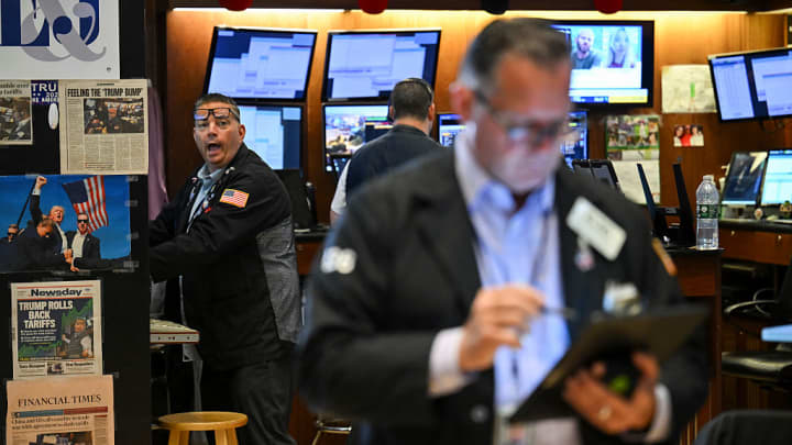 Futuros de ações permanecem estáveis após S&P 500 atingir novo recorde histórico Traders trabalham no pregão da Bolsa de Valores de Nova York (NYSE) na abertura do mercado em 18 de julho de 2025, na cidade de Nova York. (Foto: Angela Weiss | AFP | Getty Images)