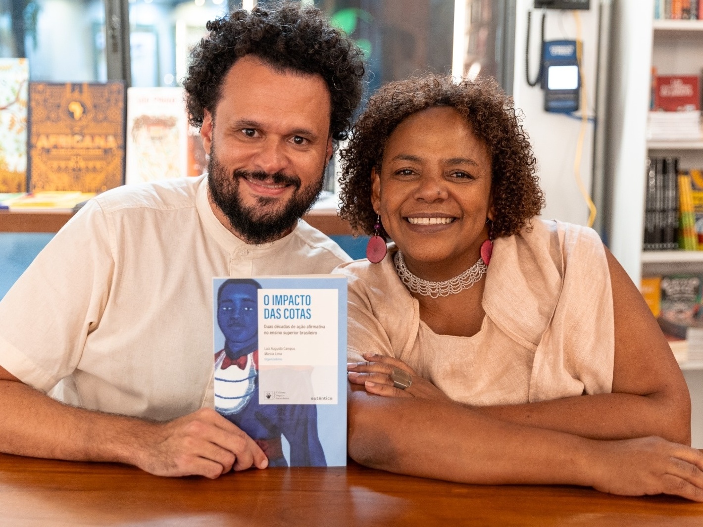 Luiz Campos e Márcia Lima no lançamento do livro "O Impacto das Cotas". (Foto: Milena Nascimento)