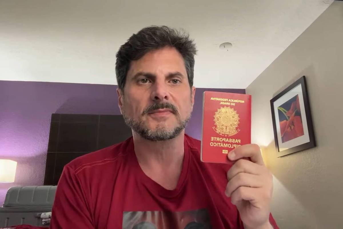 Senador Marcos do Val viajou aos Estados Unidos usando um passaporte diplomático; documento deveria ter sido apreendido pela Polícia Federal (Foto: Marcos do Val - 24.jul.25/Youtube)