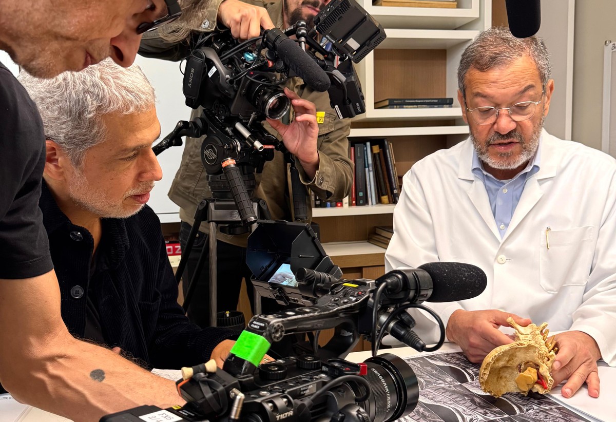 Estevão Ciavatta lança documentário sobre acidente que o deixou tetraplégico Diretor Estêvão Ciavatta (sentado, à esquerda) e o médico Paulo Niemeyer (Foto: Divulgação/Carlos Aaraió Nascimento)