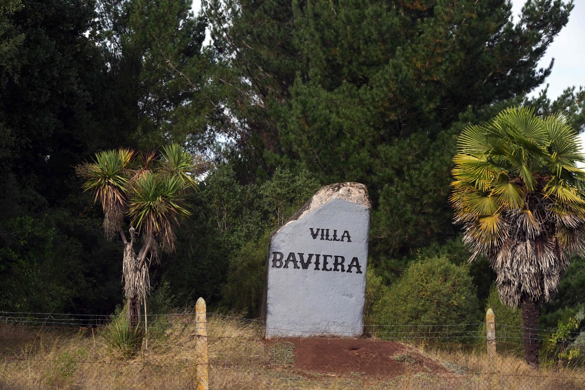 Chile desapropria área de enclave alemão para erigir memorial histórico Uma antiga entrada da Colônia Dignidade, atualmente chamada de Villa Baviera, no Chile (Foto: Rodrigo Arangua / AFP)