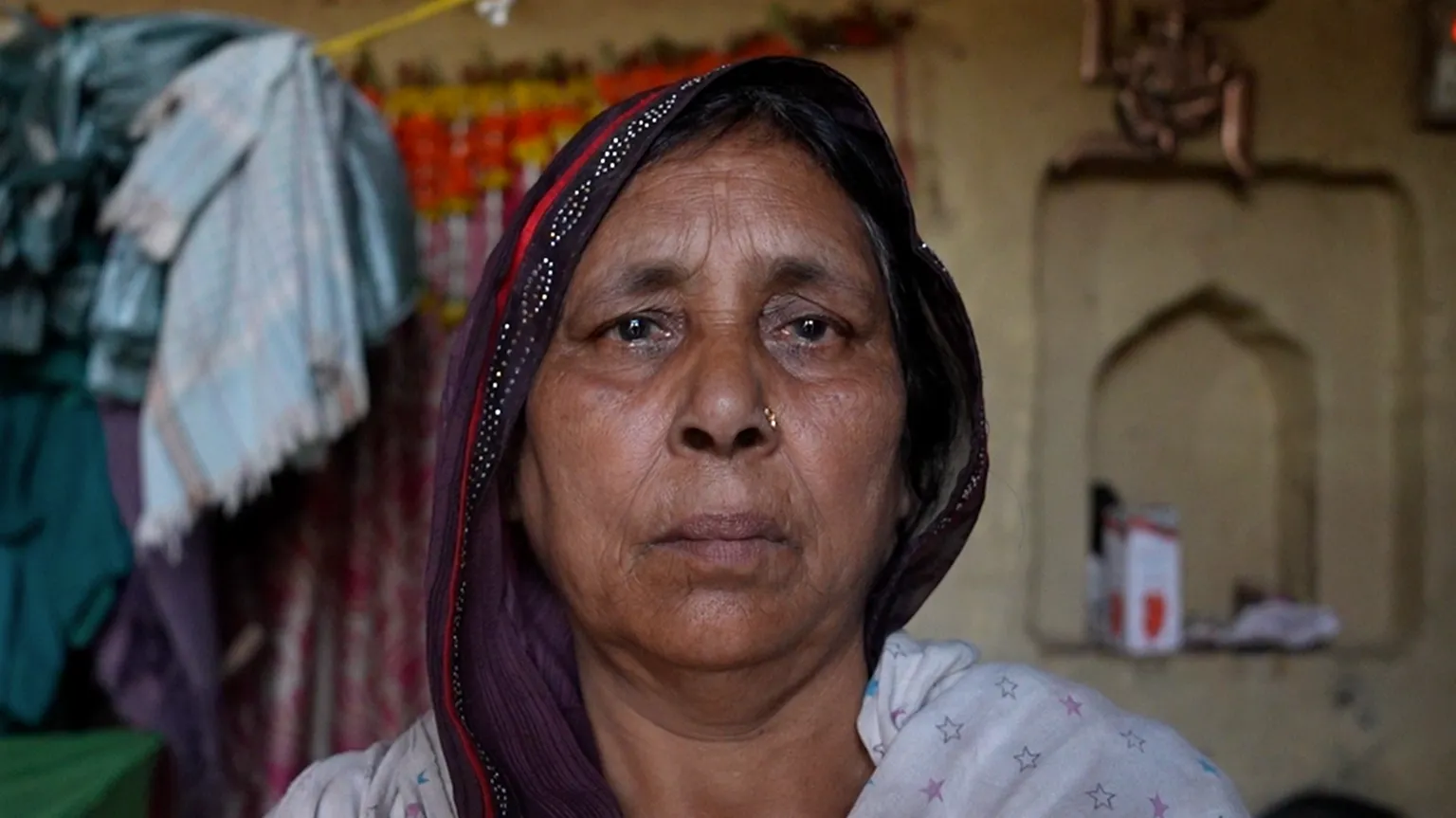 Kusum Devi diz que seu marido, Panne Lal Sahni, morreu na multidão - eles receberam 500.000 rúpias em compensação (Foto: BBC)