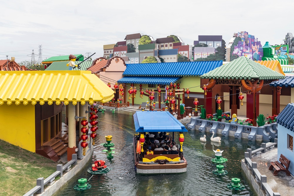 China inaugura maior Legoland do mundo e expande oferta de parques de diversão Passeio de barco no Legoland Shanghai Resort. (Foto: Qilai Shen/Bloomberg)