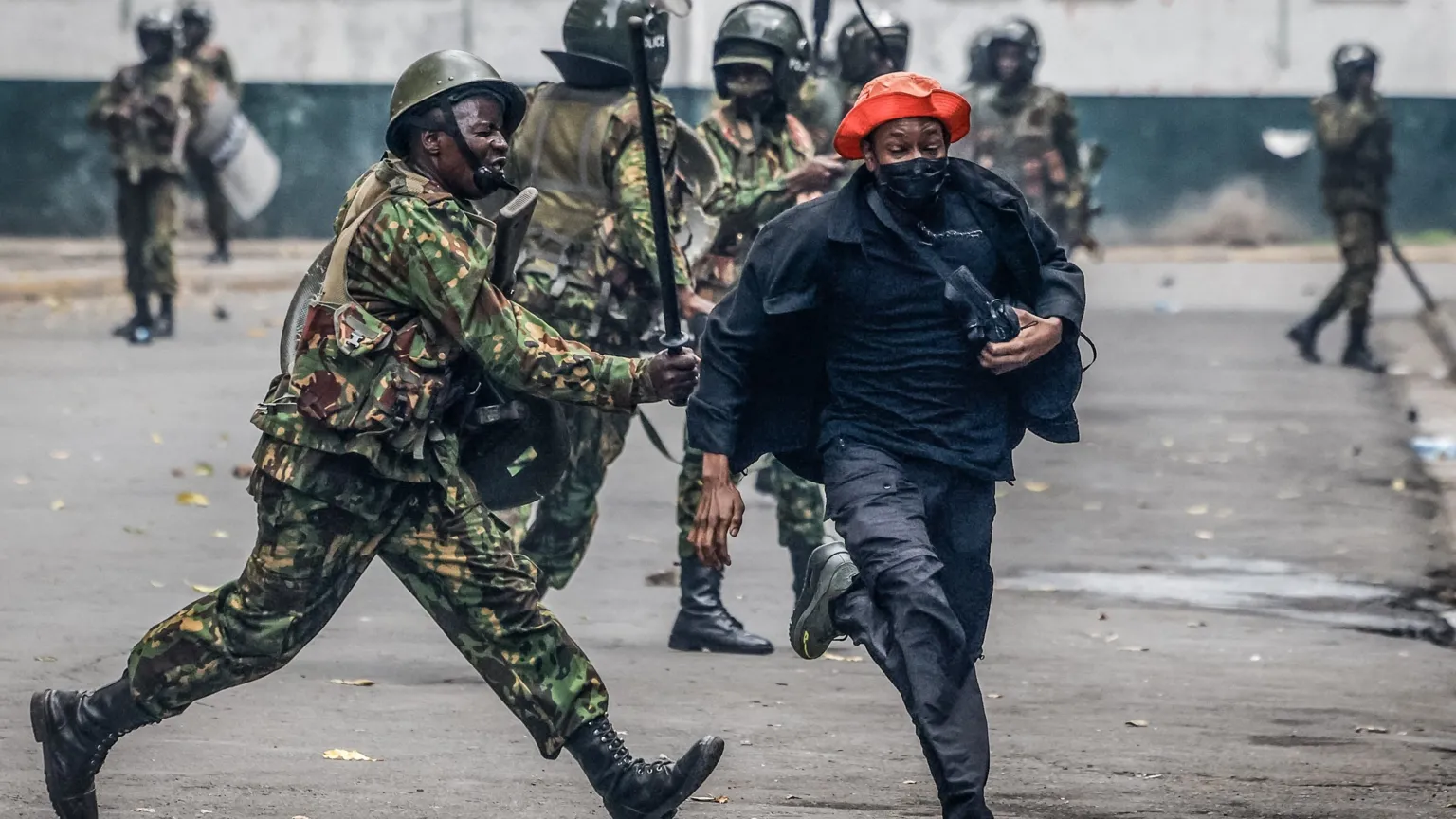 Governos da África Oriental buscam silenciar vozes dissidentes na região A repressão do Quênia aos manifestantes no último ano manchou sua imagem como um farol de democracia (Foto: AFP/Getty Images)