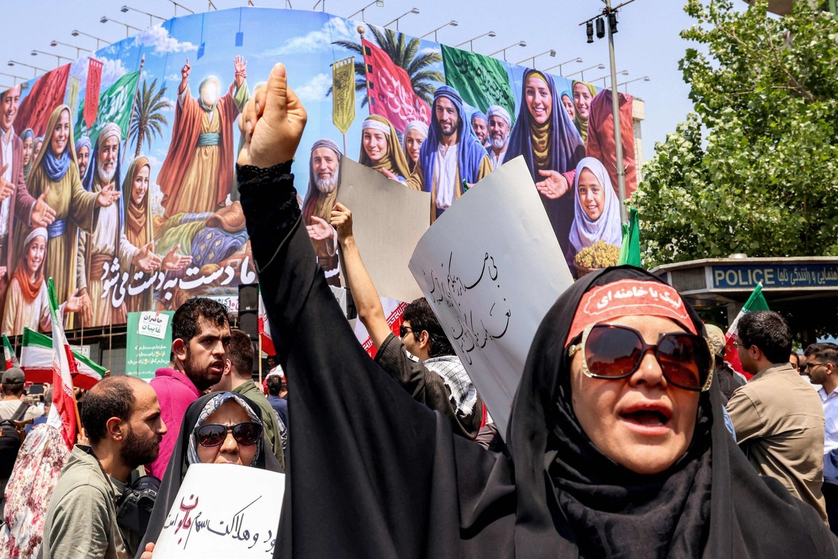 Iranianos protestam contra Israel no centro de Teerã, após onda de ataques atingir a capital do Irã (Foto: ATTA KENARE / AFP)