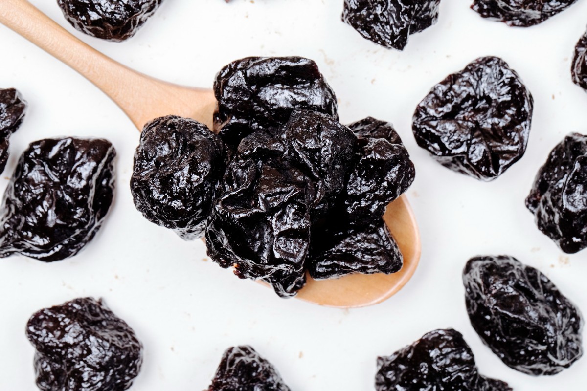 Alimento surpreendente que fortalece os ossos após os 50 anos é revelado Por causa do processo de desidratação, as ameixas secas contêm mais minerais e antioxidantes do que as frescas (Foto: Freepik)