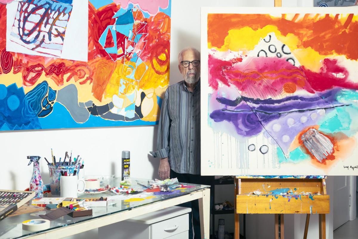 Luiz Aquila retorna ao Rio para fortalecer conexões e explorar novas cores O artista plástico Luiz Aquila em seu ateliê, no Rio (Foto: Leo Martins)