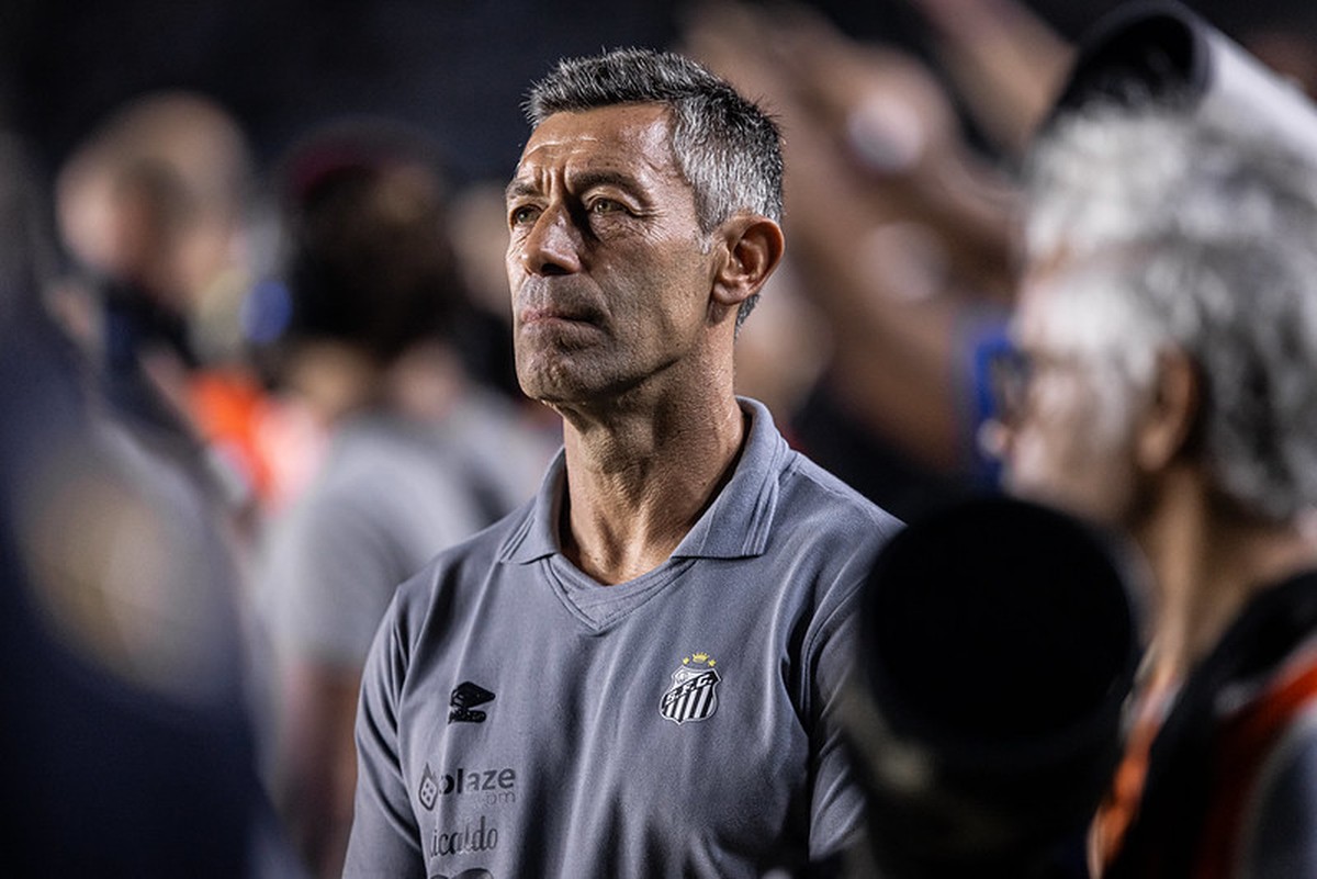 Santos é cobrado por atraso no pagamento do aluguel de auxiliar técnico Pedro Caixinha foi demitido em abril — Foto: Raul Baretta/ Santos