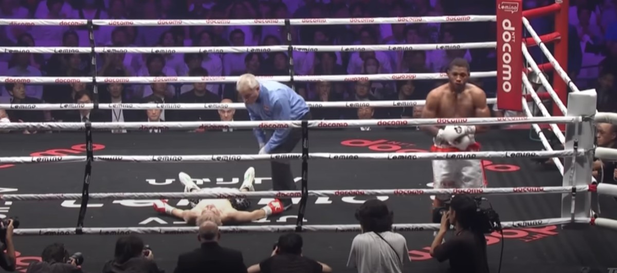 Lutador de boxe é nocauteado e perde memória das últimas seis semanas de competição Lutador de boxe sofre nocaute brutal e perde memória (Foto: Reprodução)