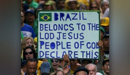 Com erros de ortografia, bolsonaristas levam cartazes em inglês a ato em São Paulo, em 29 de junho de 2025. (Foto: Miguel Schincariol/AFP)
