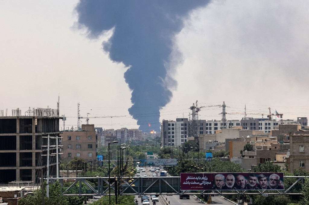 Fumaça é vista no céu de Teerã após ataques israelenses a instalações nucleares e de combustíveis (Foto: ATTA KENARE/AFP)