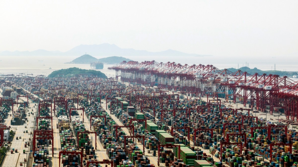 China avisa que retaliará se acordo entre EUA e Vietnã afetar seus interesses Contêineres de carga no Porto de Águas Profundas de Yangshan, em Xangai (Foto: Qilai Shen/Bloomberg)
